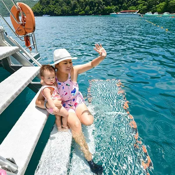 sawasdee-phi-phi-islands-khai-nok-island-premium-catamaran-phuket-thailand-5