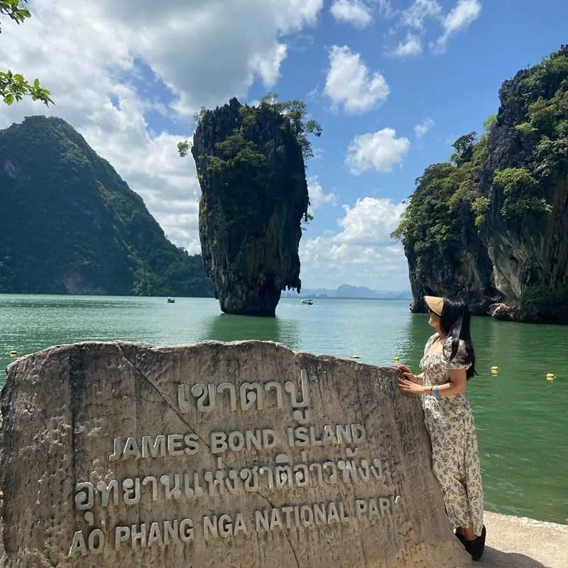 James-Bond-Khao-Tapu-Khao-Pingkan-Phang-Nga-Bay-canoe