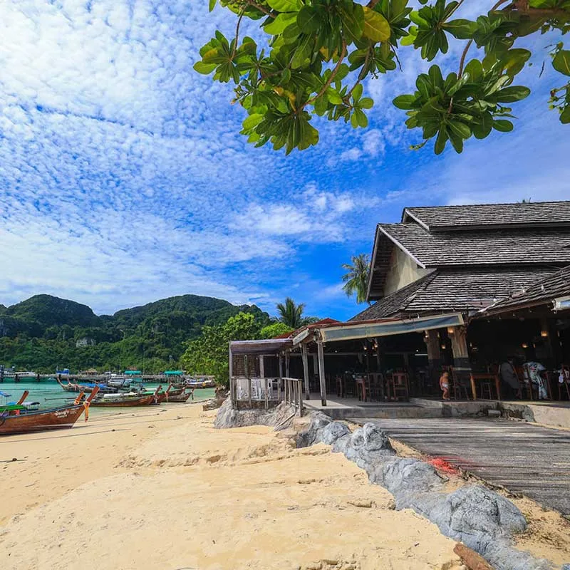 Phi-Phi-island-restaurant-join-tour-premium-speedboat