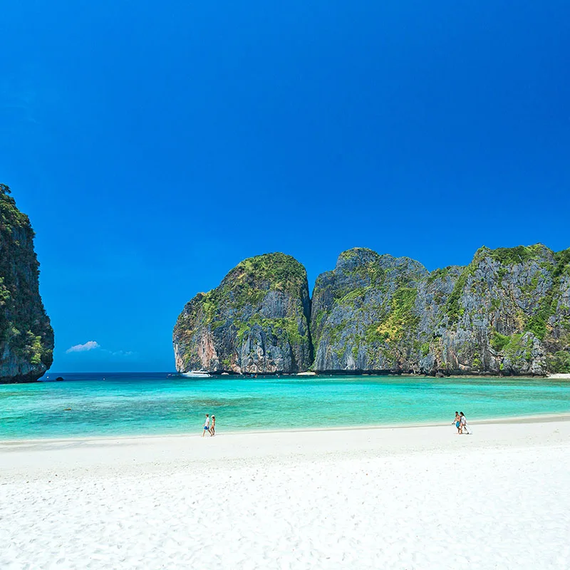 Day-trip-Phi-Phi-Maya-Bay-Phuket-premium-catamaran-2