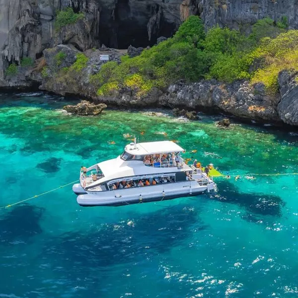 Phuket-Premium-Yacht-Catamaran-Trip-Phi-Phi-Maya-Khai
